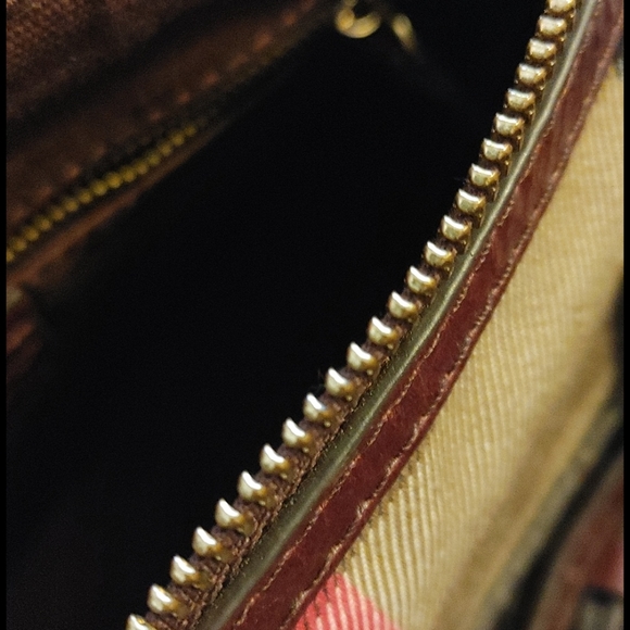 AUTHENTIC BURBERRY PURSE - Picture 9 of 10